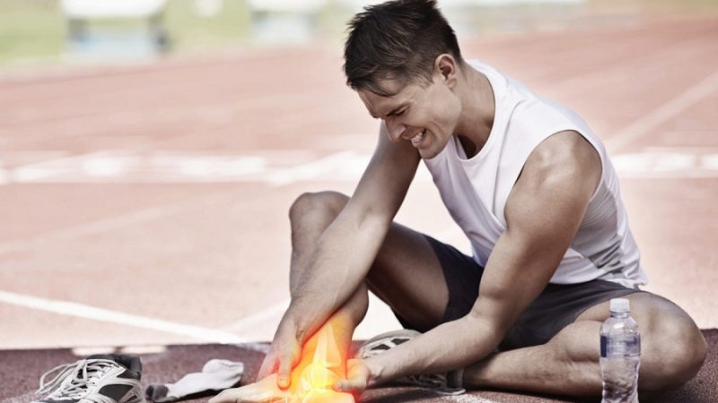 When Should You See a Doctor After a Sports Injury?